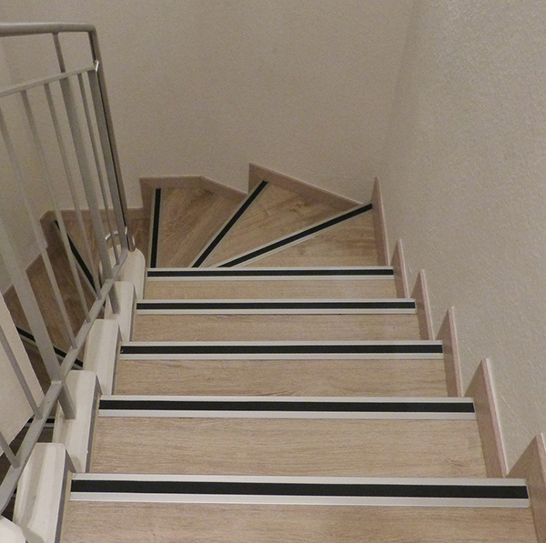алюминиевые накладки для ступеней лестниц