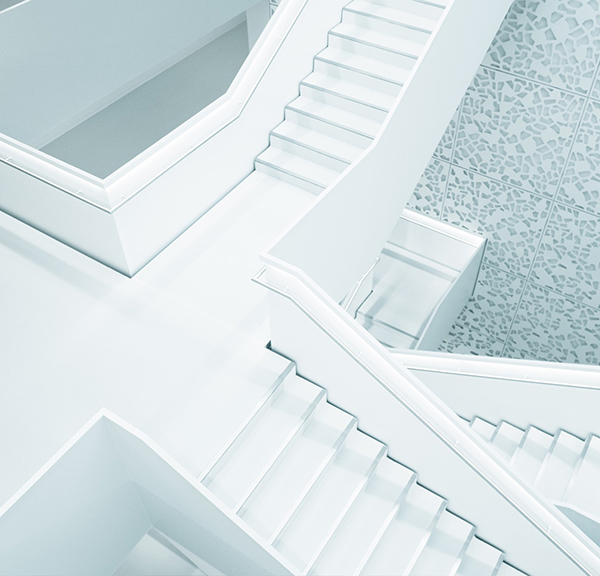 накладка на ступень в дизайне интерьера с белыми лестницами